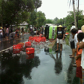 Truck Bermuatan Botol Minuman Bekas Terbalik Diruas Jalan Trans Sulawesi